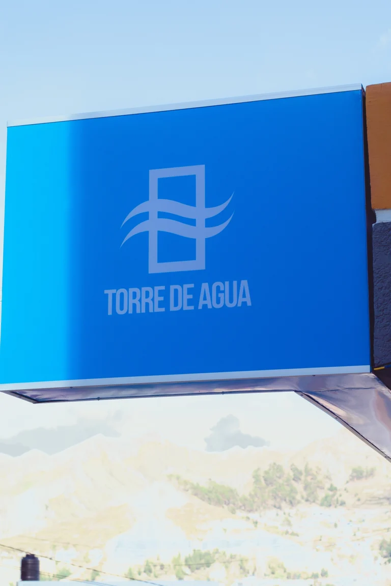 Letrero de la nueva sucursal Torre de Agua en La Paz