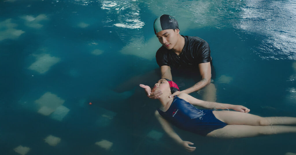 Niña en sesión de Intervención Kinésica Acuática para tratar secuelas de displasia de cadera.